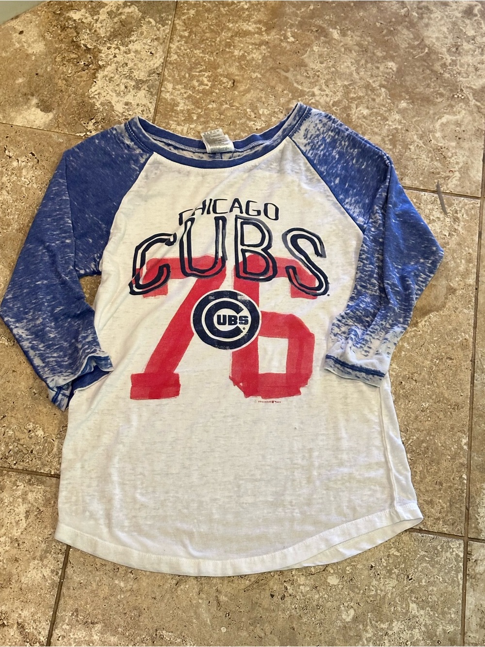 5th & Ocean Chicago Cubs Raglan Tee - White, Blue & Red Thin Baseball